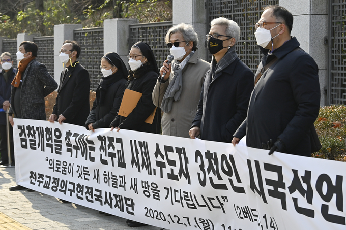 천주교정의구현전국사제단 대표 김영식 신부가 7일 서울 서초구 대검찰청 앞에서 진행된 '검찰개혁을 촉구하는 천주교 사제, 수도자 3951인 시국선언'에서 마이크를 들고 발언하고 있다. (사진=황준선 기자)