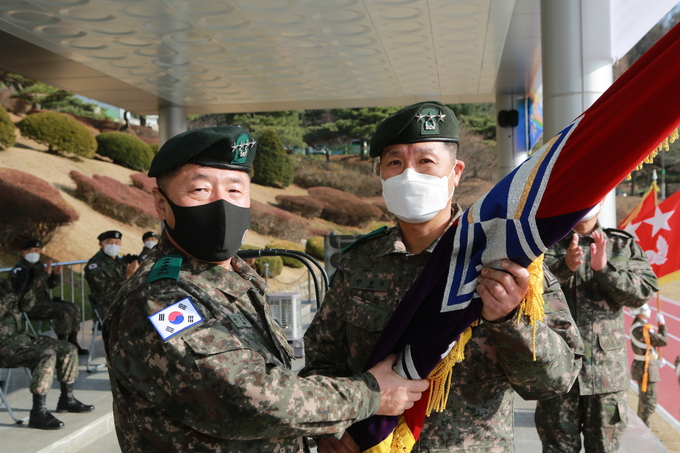 안준석 지상작전사령관이 안병석 1군단장에게 부대기를 이양하고 있다.