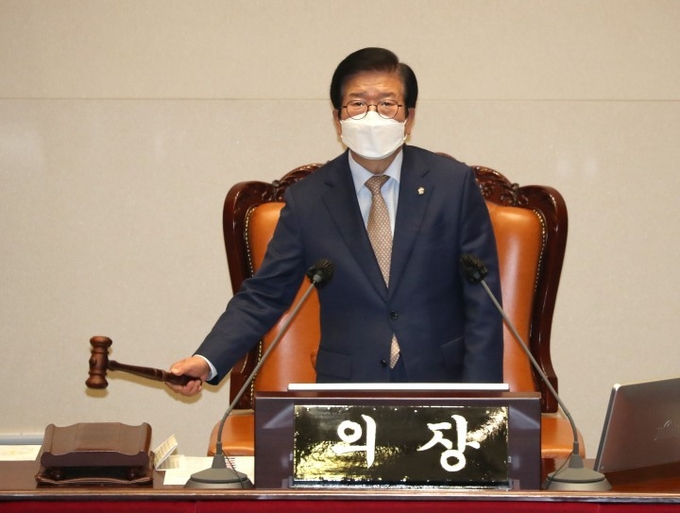 박병석 국회의장이 2일 국회 본회의에서 558조원(정부안 대비 2조2000억원 증액) 규모의 2021년도 예산안을 의결하고 있다. (사진=연합뉴스) 