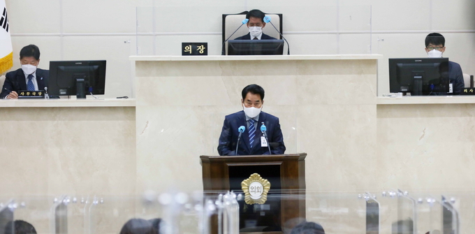 백군기 용인시장이 7일 용인시의회에서 시정연설을 통해 내년 시정운영 방향을 설명하고 있다. (사진=용인시 제공)