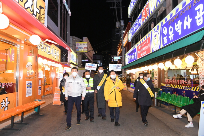 구리시가 지난 3일 수능일 청소년 유해환경 민·관 합동 캠페인을 펼치고 있다. (사진=구리시 제공)