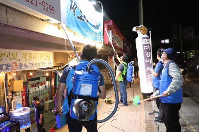 남양주시 와부읍 주민들의 동양하루살이 방역 예찰 활동 모습. (사진=남양주시 제공)