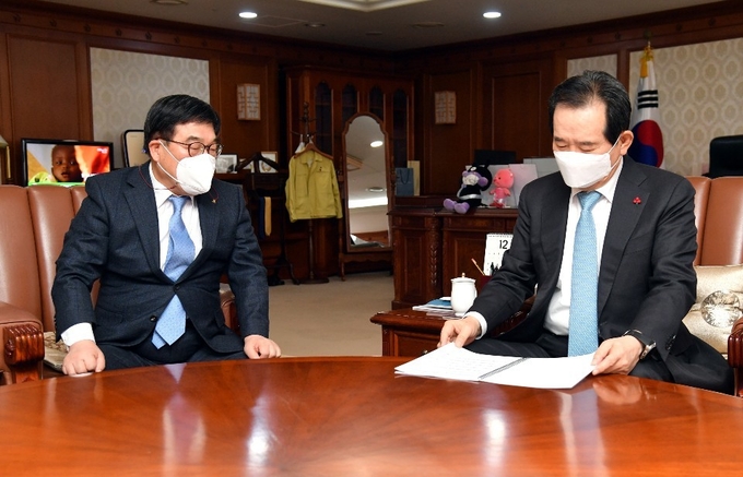 신동헌 광주시장이 정부서울청사를 방문, 정세균 국무총리를 만나 ‘수질보전 특대종합대책 고시 폐지 건의’ 등 광주시 주요 현안사항에 설명하고 국비 지원 등 협조를 요청하고있다. (사진=광주시 제공)