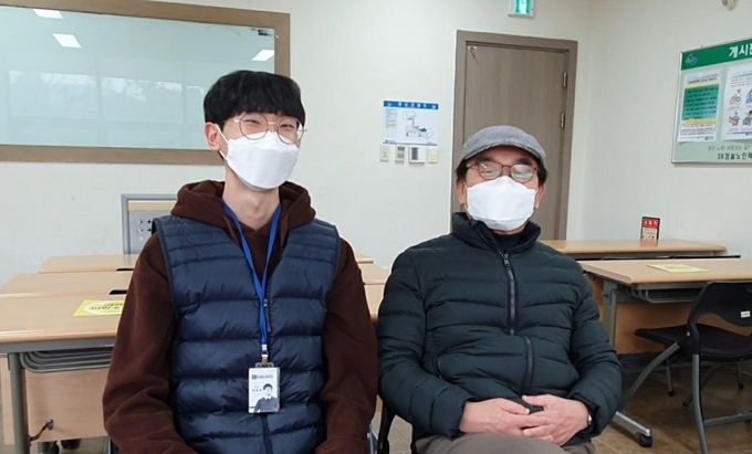 SK청솔노인복지관 문예창작반 강사 김석일(사단법인 경기도생활문화예술총연합회 이사장, 오른쪽) 시인과 정종학 주임. (사진=강경묵 기자)
