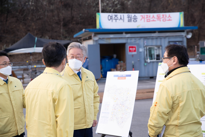 이재명 경기도지사가 지난 7일 오후 여주시 거점소독시설을 방문해 철저한 방역을 주문하고 있다. (사진=경기도 제공)