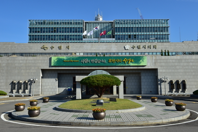 8일 오후 3시 조청식 수원시 제1부시장이 ‘수도권 2.5단계 격상에 따른 수원시 대책’ 관련 긴급 브리핑을 통해 강력한 사회적 거리두기를 당부했다. (사진=수원시 제공)