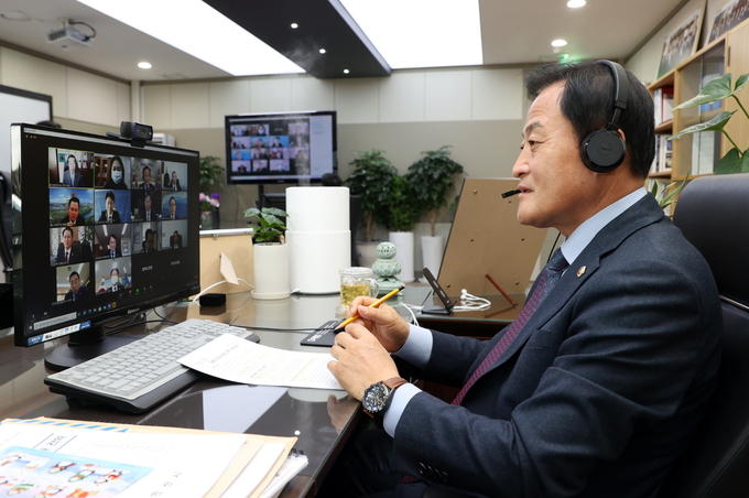  경기도의회 장현국 의장이 ‘더불어민주당 참좋은지방정부위원회 온택트(Ontact) 정책정담회’에 참여하고 있다(사진=경기도의회 제공)