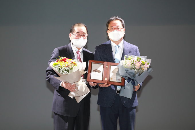 조광한 남양주시장이 8일 (재)우당이회영선생교육문화재단과 ㈔우당기념사업회에서 주관한 제2회 우당상·영석상 시상식에서 영석 공로상을 수상했다.(사진=남양주시 제공)