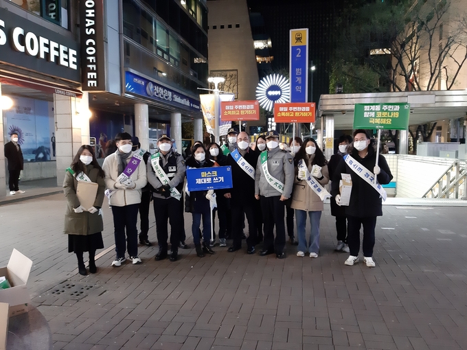 안양시가 연말까지 동 사회단체·상인과 함께 매주 금요일 코로나19 예방 캠페인을 펼치기로 했다. 