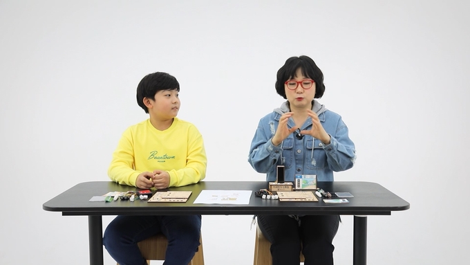 환경부 소속 수도권대기환경청은‘어린이의 눈높이에 맞춰 영상으로 미세먼지 교육 자료를 제작해 미세먼지 바로알기’ 편과 ‘미세먼지 신호등’ 만드는 법 등을 교육하고 있다. (사진=수도권대기환경청 제공)