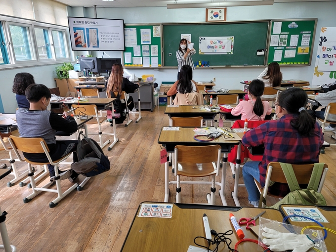 오산시는 메이커문화 확산을 위해 지난 6월 22일부터 지난 12월 4일까지 관내 초등학교 13개교 51개반 1,275명을 대상으로 ‘2020 찾아가는 메이커교실’을 운영했다. (사진=오산시 제공)