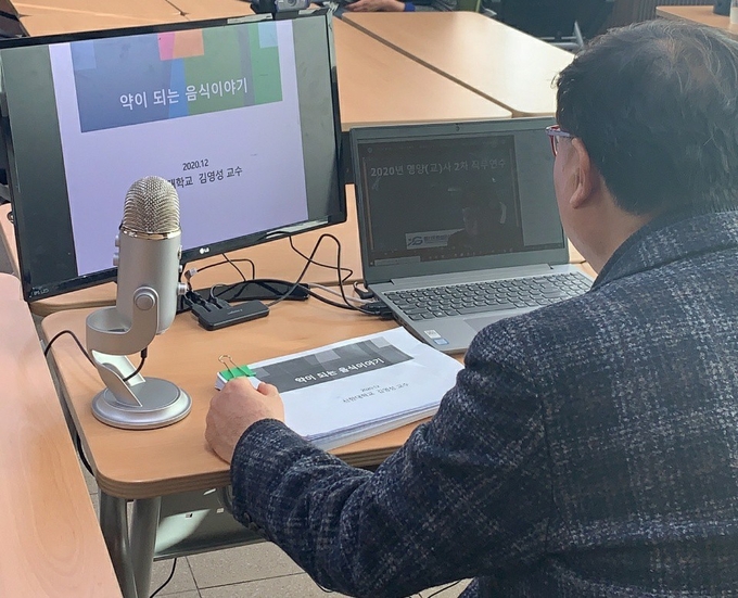 화성오산교육지원청은 지난 8일과 오는 15일 이틀에 거쳐 영양(교)사 219명을 대상으로 2020년 영양(교)사 2차 직무연수를 실시한다(사진=화성오산교육지원청 제공)