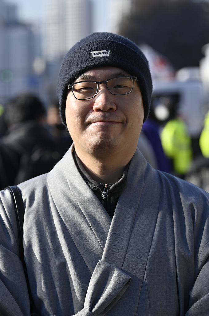 9일 국회의사당 앞에서 '검찰개혁을 촉구하는 전국불교도선언'이 개최한 시국선언에 동참한 여암스님. (사진=황준선 기자)