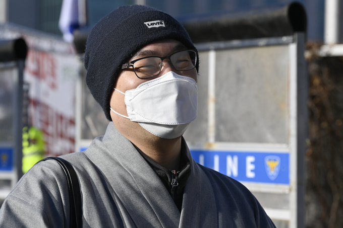9일 국회의사당 앞에서 '검찰개혁을 촉구하는 전국불교도선언'이 개최하는 시국선언에 참여한 여암스님. (사진=황준선 기자)