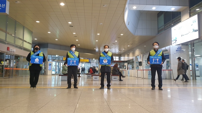 임해명 이사장과 간부들이 의정부역사에서 캠페인을 벌이고 있다