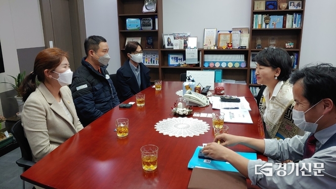 손세화포천시의회 의장이 국회를 방문해 이수진 국회의원과 환경 문제에 대해 의견을 나누고 있다. (사진=포천시의회 제공)