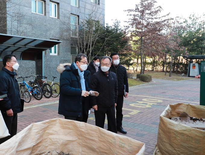 조광한 남양주시장이 9일 오전 별내면 및 별내동 일대 아파트관리사무소와 경비실 관리종사원 및 지역주민을 만나‘아이스팩 재사용 사업’과 관련,공동주택 운영 실태 등에 대해 간담회를 통해 점검하고 애로사항 등을 체크했다.(사진=남양주시 제공)