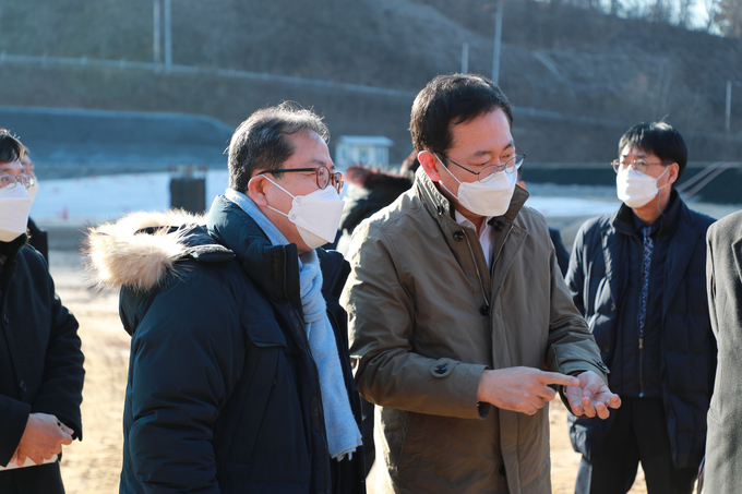 박남춘 인천광역시장과 행정부시장, 시민정책 네크워크 구성원 10여 명이 지난 9일 남양주 별내면 소재 에코랜드를 벤치마킹하기 위해 방문해 박남춘 인천시장이 조광한 남양주시장과 대화를 나누고 있다.(사진=남양주시 제공)
