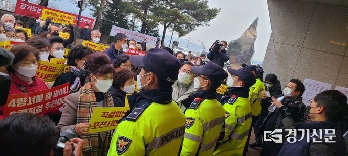 포천시민들이 공청회장에 입장을 시도하며 경찰과 대치하고 있다. (사진=문석완 기자)