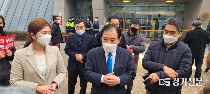 박윤국 포천시장과 손세화 의장이 시위하는 시민들이 귀가하도록 설득하고 있다. (사진=문석완 기자)