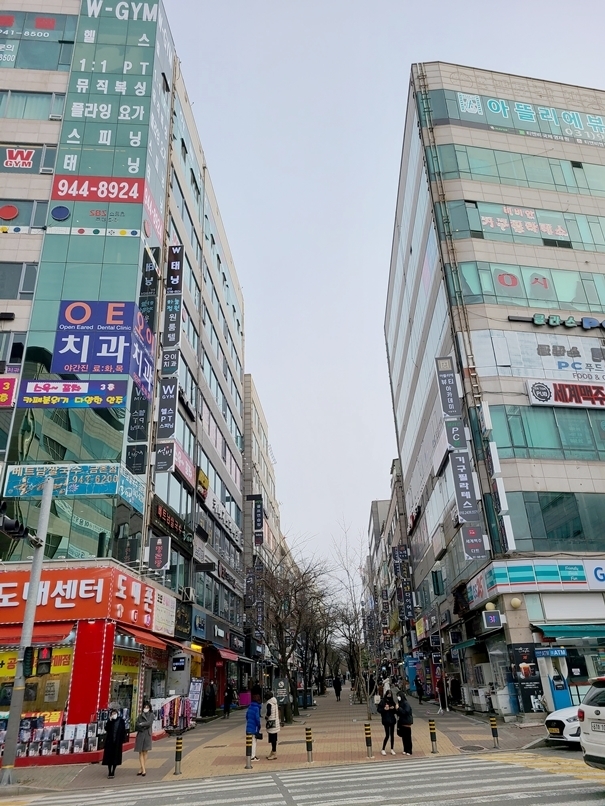 간판정비사업으로 깔끔하게 변한 금릉로데오거리 모습. (사진=파주시 제공)