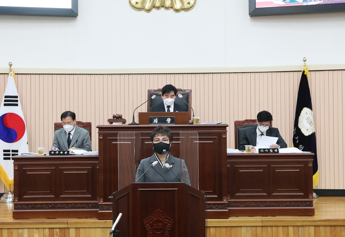 구리시의회 임연옥 부의장은 지난 9일 열린 제301회 제2차 정례회 제6차 본회의에서 ‘구리시 곤충생태관 관리 및 운영 조례’를 대표발의했다. (사진=구리시의회 제공)