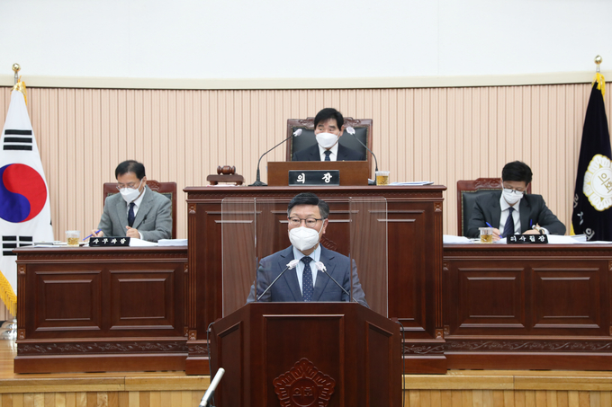 구리시의회 박석윤 운영위원장이 지난 9일 구리시 재활용품 수집인 지원에 관한 조례를 대표발의 했다. (사진=구리시의회 제공)