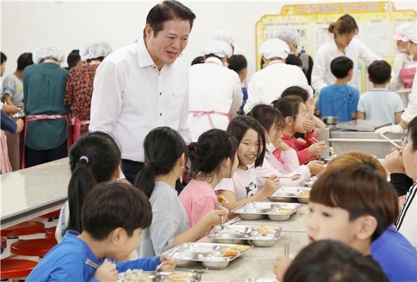 안양시육아종합지원센터가 우수 운영사례 공모전 대상에 선정 보건복지부장관상을 수상했다.