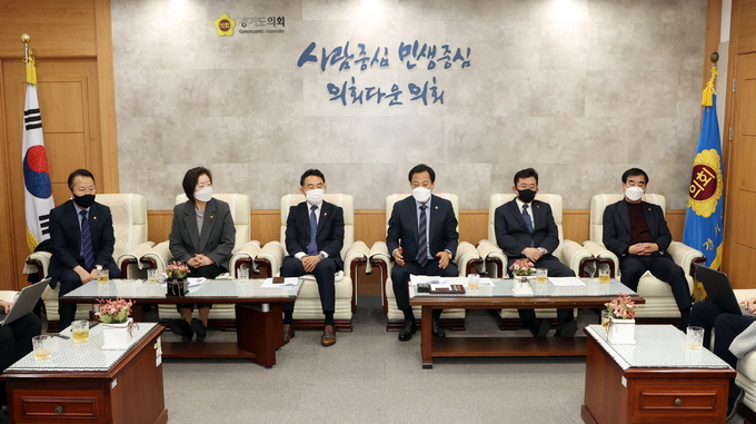 장현국 경기도의회 의장 등이 10일 의장 집무실에서 가진 정담회에서 지방자치법 전부개정안 국회 통과에 대한 소회를 밝히고 있다. 왼쪽부터 정승현 의회운영위원장, 문경희·진용복 부의장, 장현국 의장, 박근철 더불어민주당 대표의원, 염종현 전 민주당 대표의원.(사진=경기도의회 제공)