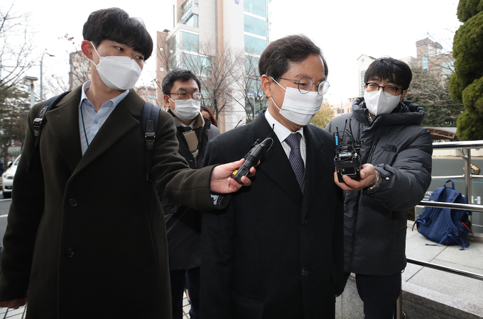 윤갑근 전 대구고검장(현 국민의힘 충북도당위원장)이 10일 오전 구속 전 피의자 심문이 열린 서울 양천구 서울남부지법으로 출석하면서 취재진 질문에 답하고 있다. (사진=연합뉴스 제공)