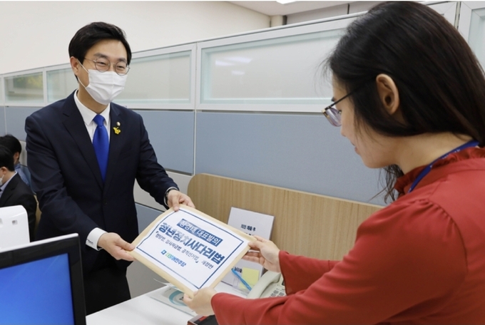 장경태 의원이 청년정치사다리법을 의안과에 제출하고 있는 모습. (사진 = 의원실 제공)