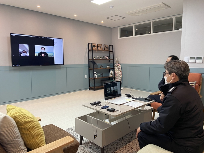 길영관 시흥소방서 서장이 화상회의시스템을 활용한 비대면 화재예방 컨설팅을 진행하고 있다. (사진=시흥소방서 제공)