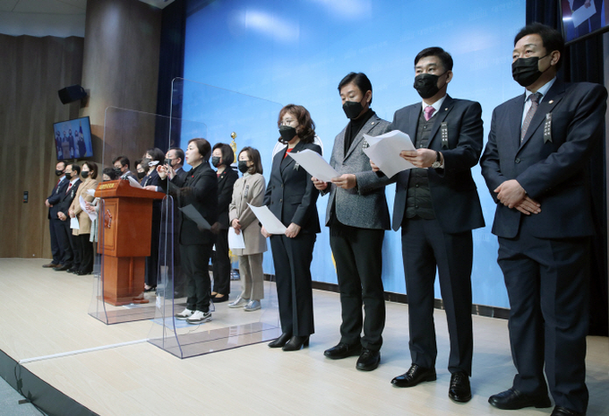 국민의힘 초선의원들이 11일 오전 국회 소통관에서 기자회견을 열고 무제한 토론에 초선의원 전원이 참가하기로 결의했다고 밝히고 있다. 사진= 연합뉴스 