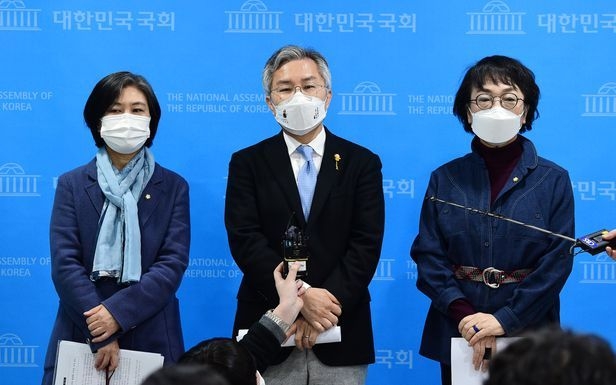 열린민주당 최강욱 대표가 11일 국회 소통관에서 검찰청법-법원조직법 일부개정법률안 대표 발의 기자회견을 마친 뒤 취재진의 질문에 답하고 있다. 사진= 연합뉴스 