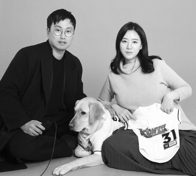 프로야구 kt 위즈의 베테랑 불펜투수 전유수(34)가 12일 서강대 이냐시오 대성당에서 이봄이 양과 백년가약을 맺는다. 예비부부 전유수-이봄이 커플이 입양한 유기견 ‘한빛’과 포즈를 취하고 있다. (사진=kt 위즈 제공)