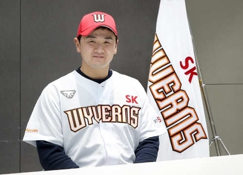 프로야구 SK 와이번스와 4년간 총액 42억원에 계약한 최주환이 기념촬영을 하고 있다. (사진=SK 와이번스 제공)
