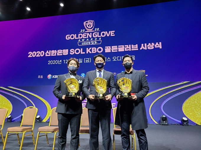 kt 위즈 강백호와 황재균, 멜 로하스 주니어가 11일 서울시 강남구 코엑스 오디토리움에서 열린 2020 신한은행 쏠(AOL) KBO 골든글러브 시상식에서 수상의 영예를 안았다. 사진은 왼쪽부터 강백호, 로하스 대신해 수상한 김강 kt 코치, 황재균의 모습. (사진=kt 위즈 제공)