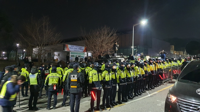 12일 오전 4시 30분쯤 서울남부교도소 앞에서 시위대가 "조두순 사형, 조두순 거세"라고 외치고 있다. 경찰은 집회 관리를 하고 있는 모습. (사진=김기현 기자)