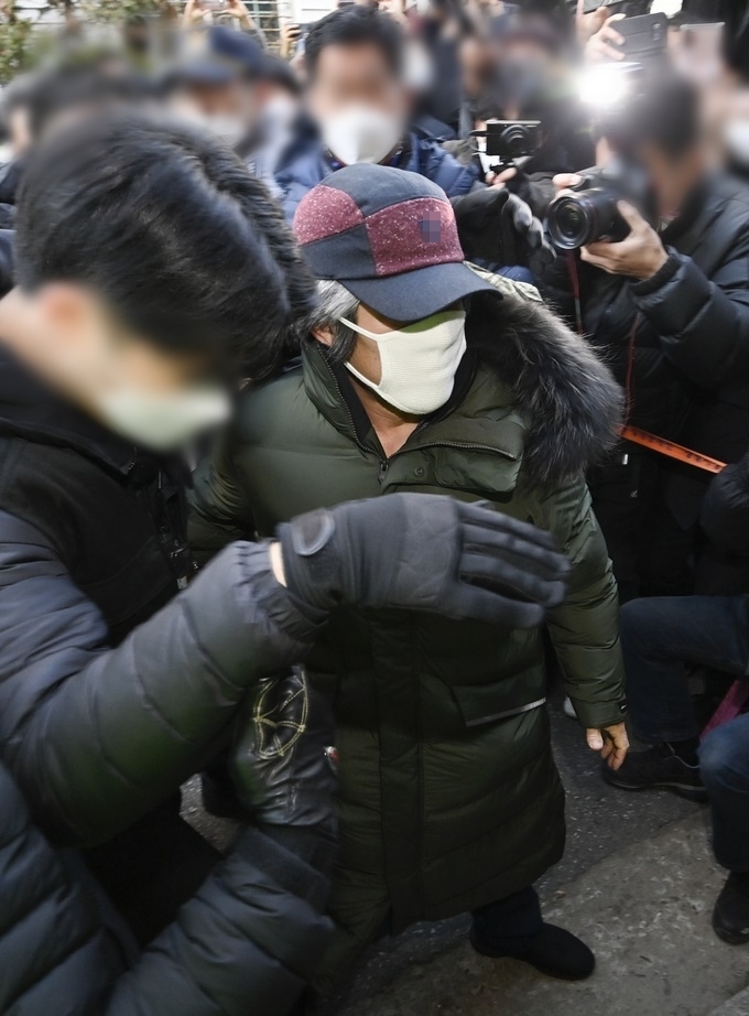 12년의 형기를 마친 아동 성범죄자 조두순이 12일 출소 절차를 마치고 안산시 자택으로 들어가고 있다. (사진=황준선 기자)