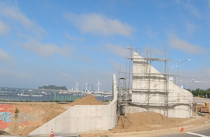 전곡항 진입로 건축 조형작품 조성 장면. 상징 조형물 홍보 영상 화면 캡처. (영상=경기문화재단 제공)
