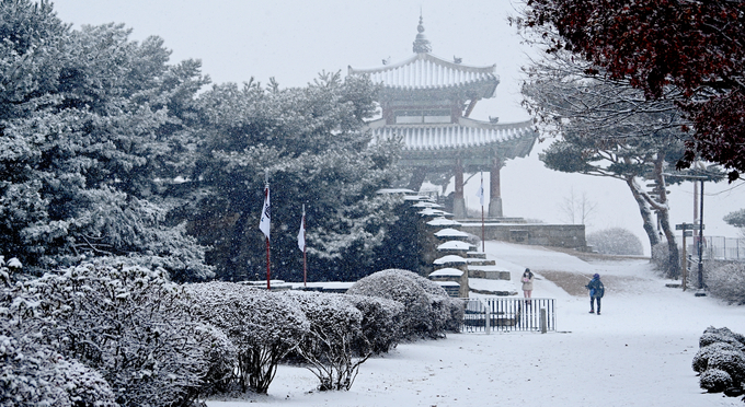 중부지방 곳곳에 대설주의보가 내려진 13일 수원시 서장대에서 시민들이 눈 쌓인 산책로를 걷고 있다. (사진=조병석 기자)