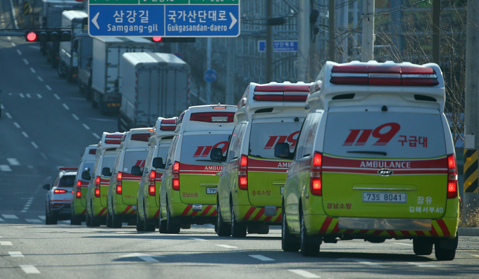 코로나19 확진자가 급증했던 지난 3월 대구지역 환자 이송 지원을 위해 동원된 다른 지역 119구급대가 이동하고 있다. (사진=연합뉴스 제공)