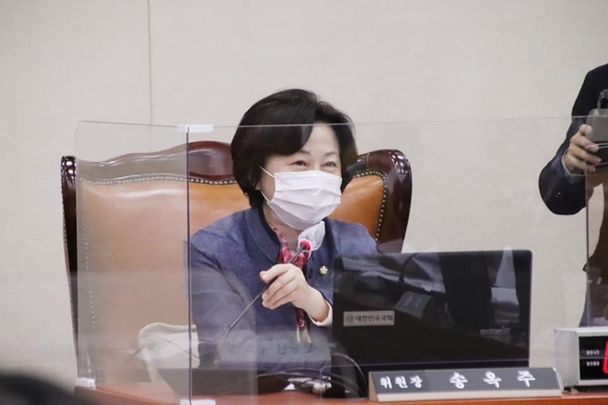 국회 환경노동위원회 송옥주 위원장. (사진=송옥주 의원 페이스북 캡쳐)