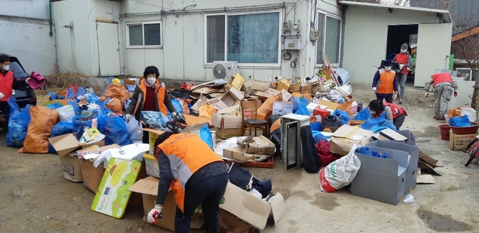 금촌1동에서 저장강박증 모자가정에 대한 쓰레기 처리와 주거환경 정비가 실시되고 있다. (사진=파주시 제공)