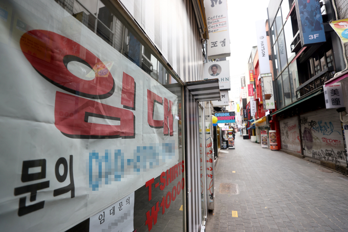 지난 달 29일 서울 명동 거리와 한 상점에 붙은 임대 문의 현수막의 모습. (사진=연합뉴스)