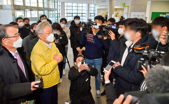 14일 오전 이재명 경기도지사가 수원 경기대 기숙사를 현장점검에서 경기대 학생들을 만나 대화를 나누고 있다. (경기사진공동취재단)
