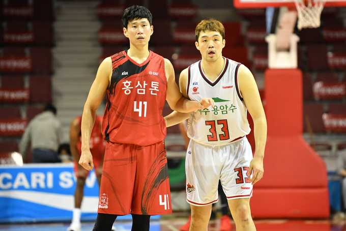 프로농구 남자부 정규리그 1, 2위를 달리고 있는 안양 KGC인삼공사와 고양 오리온이 16일 고양체육관에서 열리는 2020~2021 현대모비스 프로농구 3라운드에서 선두 자리를 놓고 맞대결을 펼친다. 사진은 포워드 부문에서 맞대결을 펼칠 인삼공사 오세근(왼쪽)과 오리온 이승현의 모습. (사진=연합뉴스 제공)