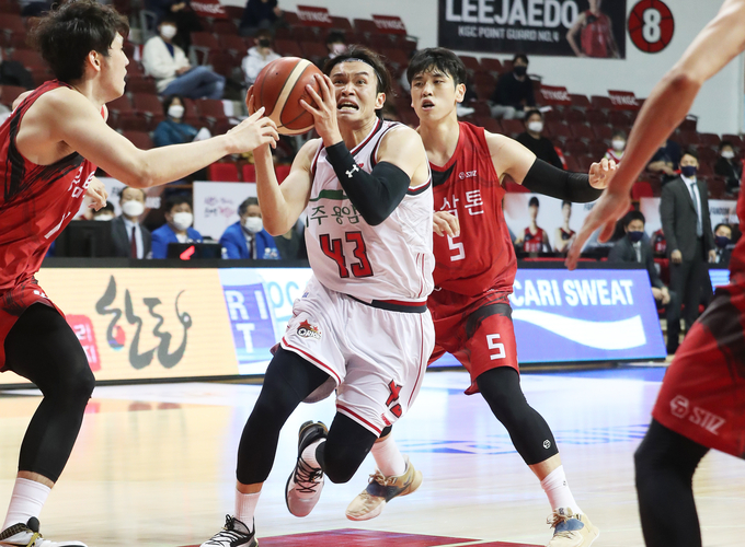 프로농구 남자부 정규리그 1, 2위를 달리고 있는 안양 KGC인삼공사와 고양 오리온이 16일 고양체육관에서 열리는 2020~2021 현대모비스 프로농구 3라운드에서 선두 자리를 놓고 맞대결을 펼친다. 사진은 인삼공사와 오리온의 경기 모습. (사진=연합뉴스 제공)