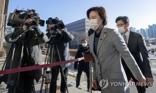윤석열 검찰총장에 대한 징계위원회를 하루 앞둔 14일 오전 추미애 법무부 장관이 정부과천청사 법무부 건물로 출근하고 있다. (사진= 연합뉴스)