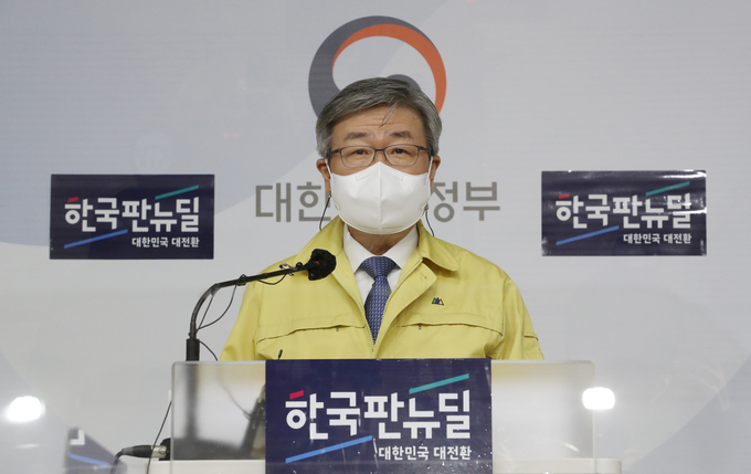 이재갑 고용노동부 장관이 14일 오전 세종시 정부청사에서 코로나19 대응을 위한 필수노동자 보호 및 지원 대책을 발표하고 있다. (사진=연합뉴스 제공)